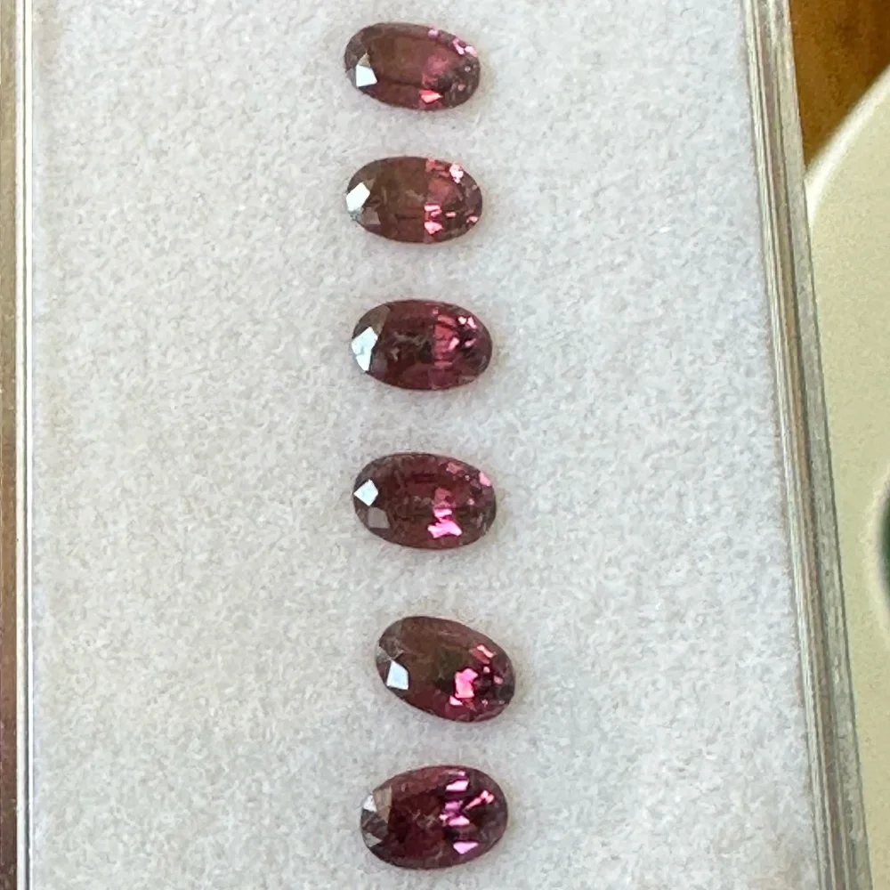 3.30 carats Umbalite Garnets - SIX Calibrated 6mm x 4mm - Eye Clean Stones - Picture 5 of 7